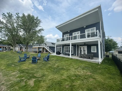 Sunset Retreat-Luxury 4Br, 4.5BA Waterfront, Boat Lift, Best Sunset on the Lake! - 4-Star
