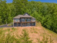 Butterfly Mountain Cabin for 8 w/amazing view+wifi, 3 bdrm, 3.5 bath, & firepit - Feriehus