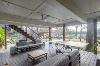 Beautiful Lake Front Home All Decked Out and Ready for Fun - 4つ星