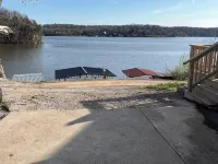Peaceful Lakefront Cabin Hotels in Benton County