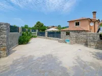Vacation home Pahari - 6 persons, 3 bedrooms, pool, barbecue, terrace, - 3 tähden