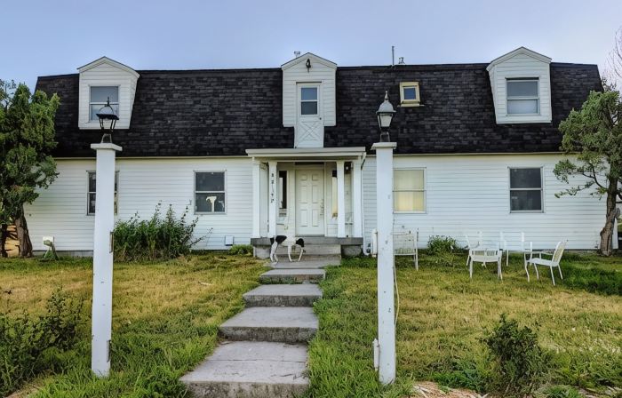 Magnificent 9 bedroom home near Bozeman with private Gallatin River access
