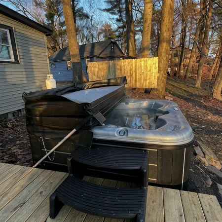 Peaceful Riverfront Cottage with Private Hot tub