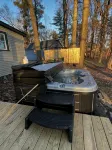 Peaceful Riverfront Cottage with Private Hot tub - Wifi