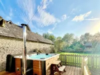 6 Bed, 4 Bath House in the Cotswolds with Wood Fired Hot Tub. Sleeps 11-14 Hotels in Lechlade