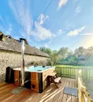6 Bed, 4 Bath House in the Cotswolds with Wood Fired Hot Tub. Sleeps 11-14
