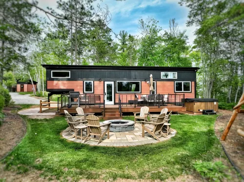Near Pictured Rocks and trails, on the AuTrain River, has private hot tub - 무료 와이파이
