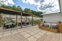NEW! Hot Tub Fire Pit Luxe w AMAZING views! 10 acres less than 4 Mins from Main! - 5-Star