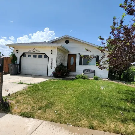 Quiet charming 3-bedroom house in central Cortez with WiFi and central air.