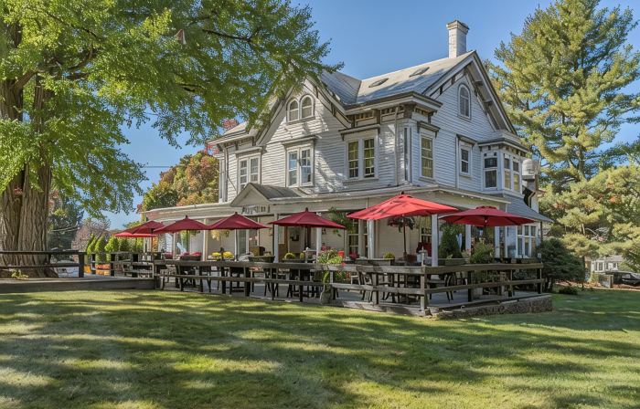 Charming Inn Steps away from Downtown Warwick only an Hour away from NYC