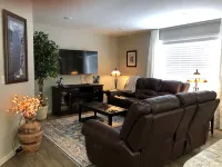 Spacious 2 Bedroom Private Entry Ground Floor  Townhome - Alloggi