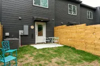 HowdyHouse: Designer Townhouse in Historic FOODIE  Bryan Minutes to Kyle Field - Homestays