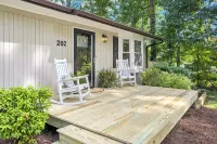 Beautifully Renovated Cottage / Pet-Friendly / Walk to Downtown Black Mountain - 2-Star