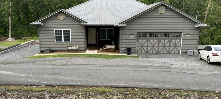 The Nauti Farmhouse - 1 Mile to Moors Resort w Dock/Golf Cart/Pontoon Rental Hotels in Marshall County