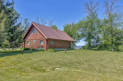 Lake Winnebago waterfront 3 bedroom Log home on a private lot with a great view! - Wifi