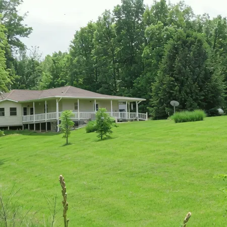 2-Bedroom Vacation Home Minutes Away from Greencastle and Depauw Campus