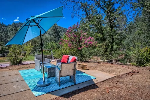 Peaceful Cottage Retreat - 1 mile from Lake Shasta - 4-Star