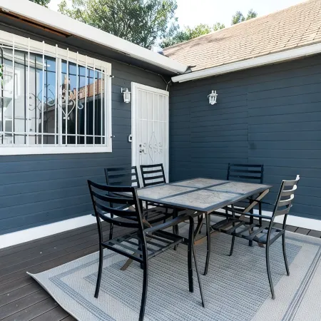 Downtown Cottage, Off-street parking, dog friendly