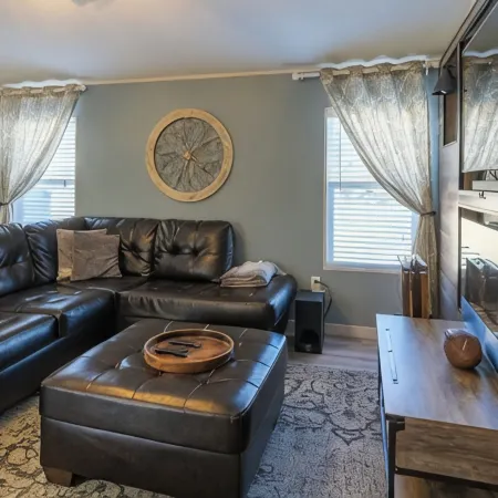 LUXURY RETREAT / PICKLEBALL COURT,  less than 3 miniutes from Winstar Casino!