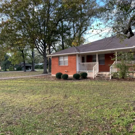 Comfortable home in the heart of Conroe, Texas and minutes away from Lake Conroe