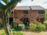 Unforegettable 19th Hole Condo - Steps from the Country Club & Golf - Pets OK!