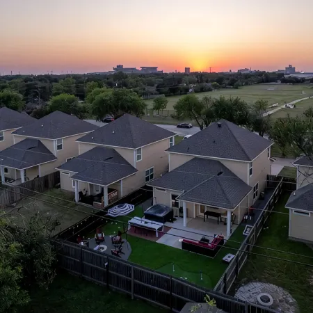 A&M Luxury Game Day House - 1 Mile to Kyle Field, Hot Tub, Fire Pit, Golf