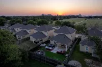 A&M Luxury Game Day House - 1 Mile to Kyle Field, Hot Tub, Fire Pit, Golf