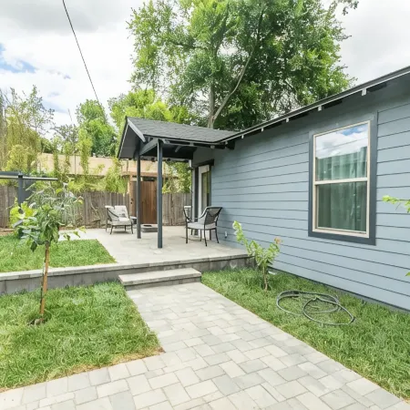 Lovely Remodeled Home! Walk Downtown! w/firepit