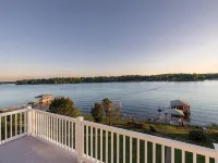 Lakefront w/ private dock, hot tub, game room, boat house hangout Hotels in Fallstown
