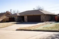Cozy Home 1 Mile From Food/Shopping, Close to Kaw and Ponca Lake