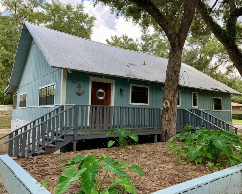 Rustic newly remodeled River House on working fish house property . Gulf access Hotels in Inglis
