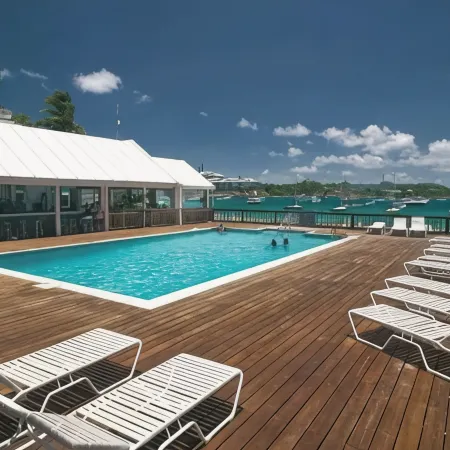 Oceanview Luxury Condo – Beach, Pool, Gym & Yacht Club