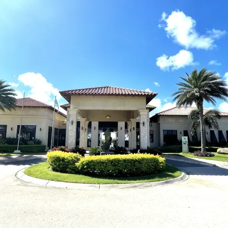 Perfectly Located Townhouse: Minutes to Beaches