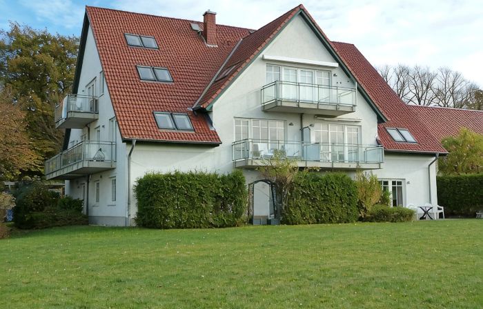 Bright and friendly apartment with comfortable amenities near the beach.