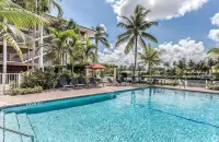 Modern Coastal 2Br on Intracoastal • Walk to Beach - Condos