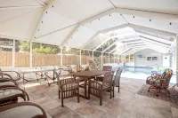 Home with play room, enclosed pool and hot tub. Only 10 minutes from the beach! - プール