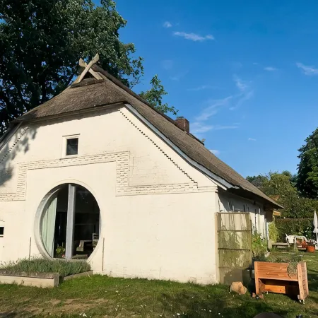 Familienfreundliche Reetdachhaushälfte im Wendland