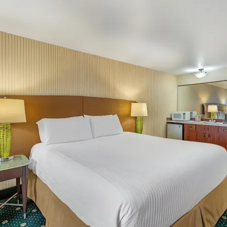 Rogue Regency Inn & Suites