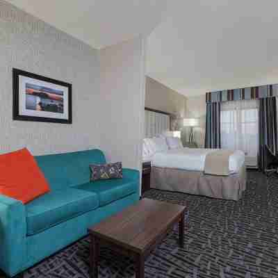 Holiday Inn Express & Suites EUREKA by IHG Rooms