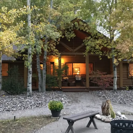 Peaceful & Beautiful Idaho Log Lodge w/ Activities