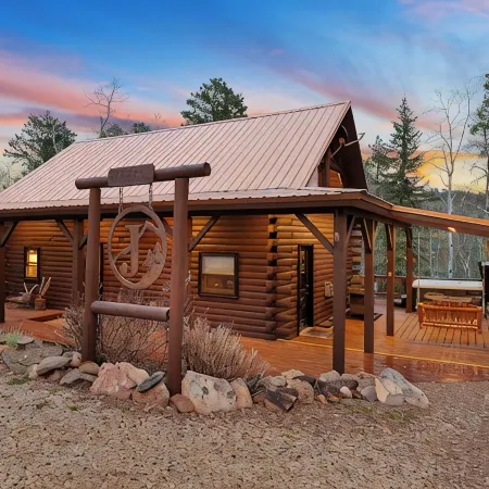 Circle J Lodge, Relaxing pet friendly cabin at Terry Peak with new hot tub!