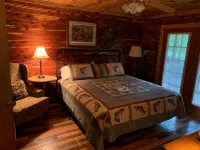 Delightful Log House on the Little Red River with Hot Tub! - balcón