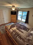 Charming 4 Bedroom 2 Bath Cabin Wifi , AC in Tranquil Berkeley Springs