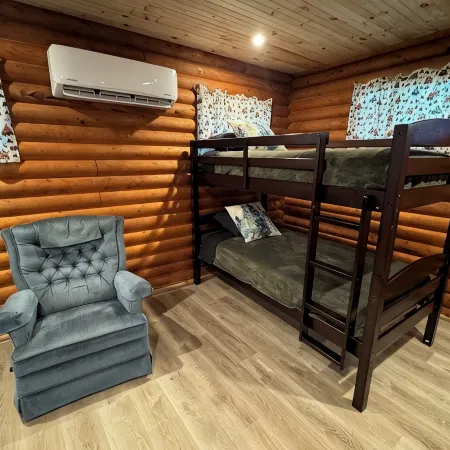 Adorable Log Cabin on Back Country Road with Peace, Quiet, All Amenities of Home