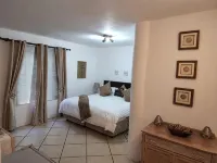 Six Valk Avenue Guest House - โฮมสเตย์