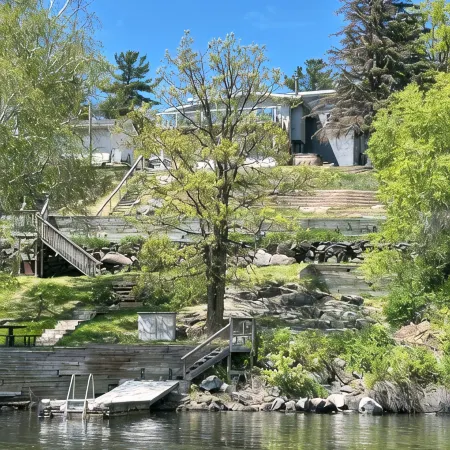 4 Bed, 2 Bath Lake House - Lotw, Road Access, 2 Mins to Downtown, Dog Friendly!