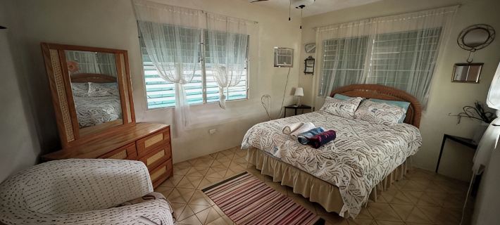 Authentic 3 bedroom Vieques house, quiet neighborhood, 10 minute walk to ferry. Ξενοδοχεία στην πόλη Vieques