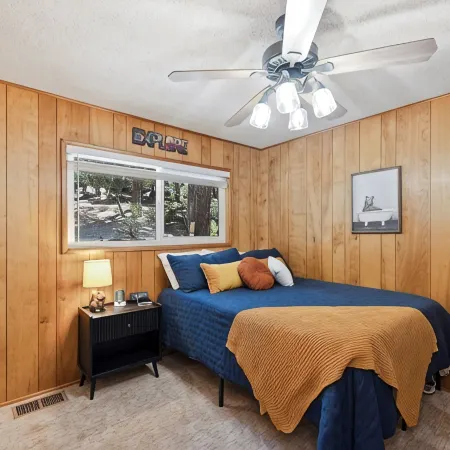 Central Heat & Air, WiFi, Wall Mural and Fully Fenced Minutes from Downtown