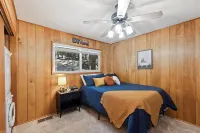 Central Heat & Air, WiFi, Wall Mural and Fully Fenced Minutes from Downtown