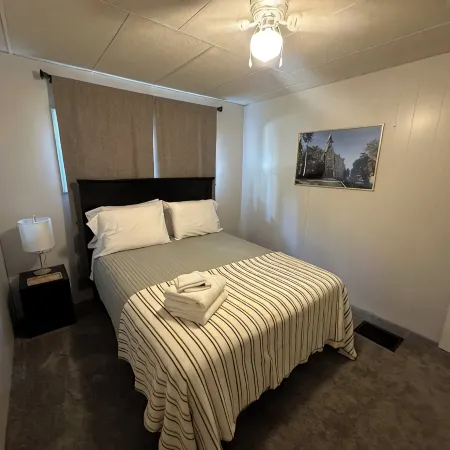 Cozy 2 Bdr Escape-Geneva College, Parks & Shops, Backyard Fire Pit, Wifi, Big TV